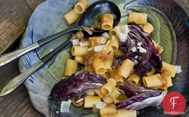 Radicchio fiert și paste de ceapă caramelizate