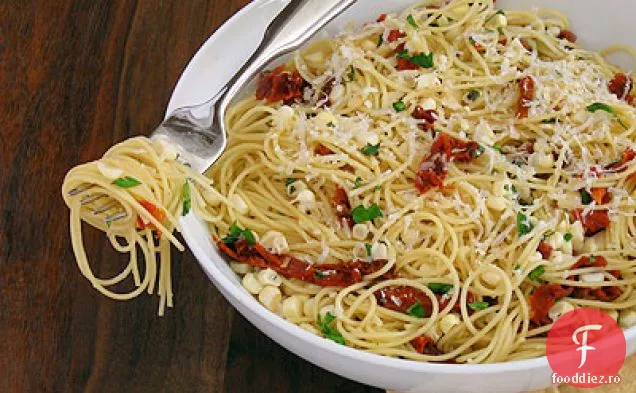 Paste Proaspete Cu Păr De Înger Cu Roșii Și Roșii Uscate La Soare