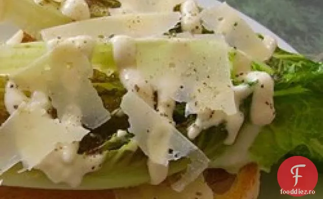 Salată Caesar la grătar cu cuțit și furculiță