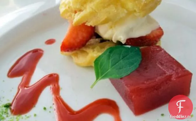 Profiteroles snincriscfrisk cu gel de capsuni Pecrode