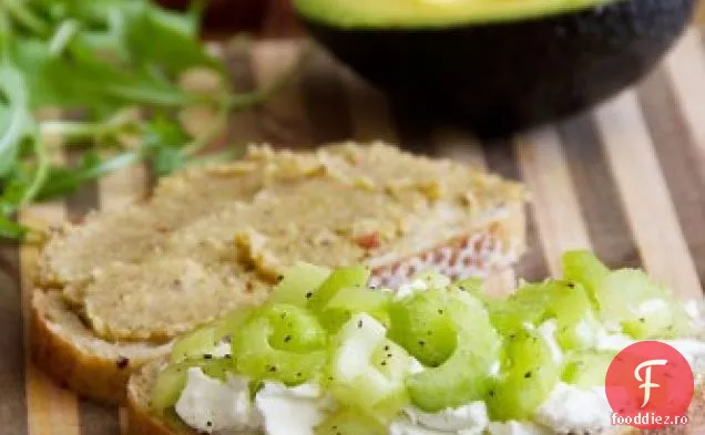 Dragoste vegetală, brânză de capră, țelină și Avocado Sandwich cu unt de nucă și Rucola