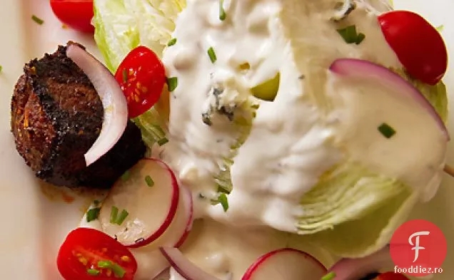 Salată clasică cu pană cu crutoane Flatiron înnegrite și brânză albastră