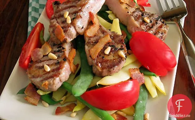 Cotlete de miel la grătar, fasole de moștenire și roșii cu vinetă caldă de slănină