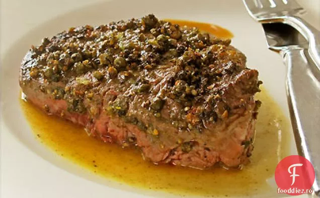 File de boabe de piper verde de vită cu sos de tigaie cu oțet de pere