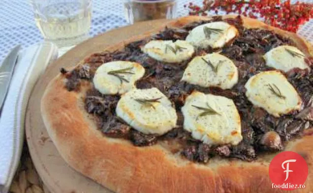Ceapă balsamică caramelizată Pizza cu boabe de piper roz cu rozmarin și brânză de capră