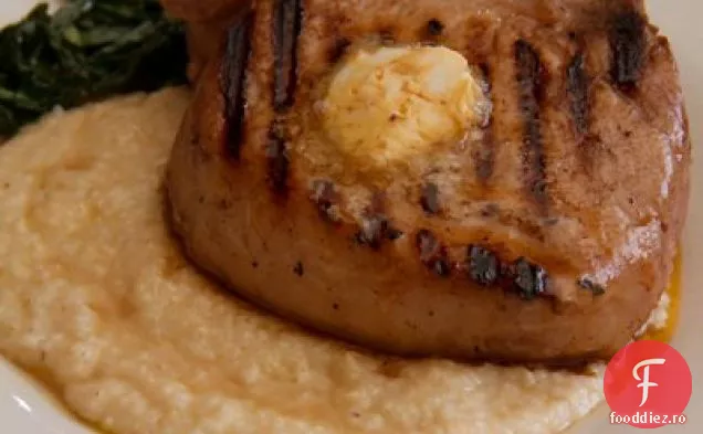 Cotlet de porc din sala de mese cu crupe de Cheddar și unt Tabasco