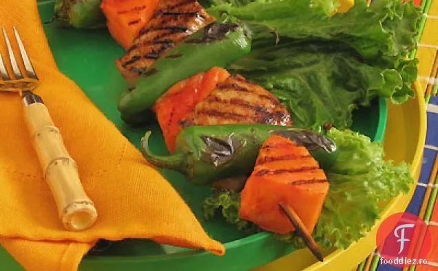 Kabobs de porc vindecat cu saramură cu glazură de melasă, Jalapenos și Papaya