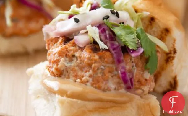 Asiatice condimentat somon Sliders cu soia Mayo & picant Slaw
