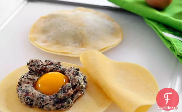Raviolo cu gălbenuș de ou în sos de unt brun de salvie parfumat cu trufe