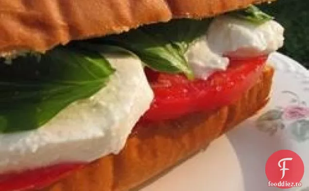 Sandwich cu busuioc, roșii și Mozzarella