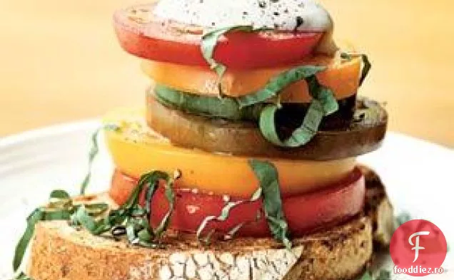 Salată de roșii moștenită stivuită cu cremă de Ricotta Salata