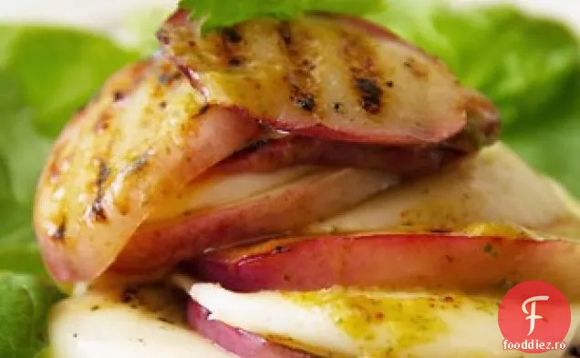 Salată Stivuită Cu Mozzarella Nectarină La Grătar