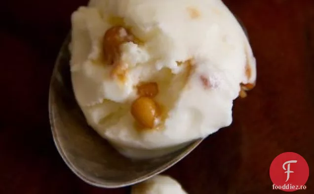 Înghețată de rozmarin cu praline de nuci de pin