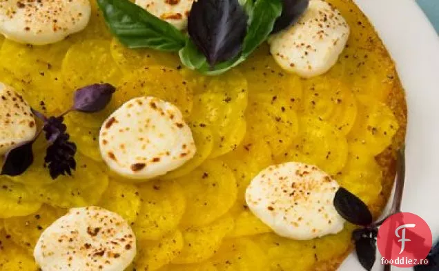Tartă de sfeclă aurie cu brânză de capră, busuioc violet și vinetă de semințe de Mac