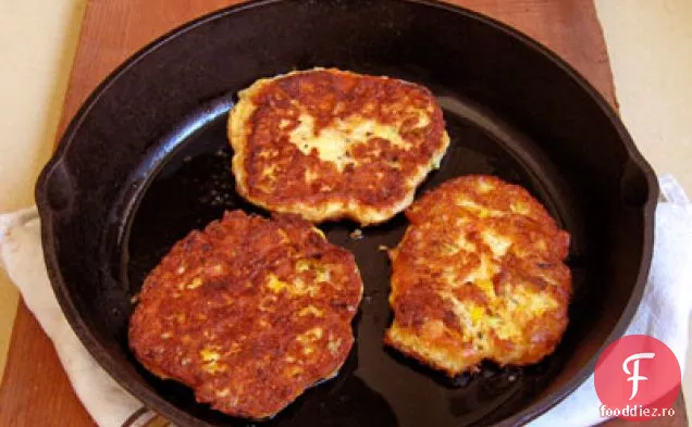 Clătite cu brânză Cheddar, cu roșii de moștenire, Avocado și vinetă caldă de slănină