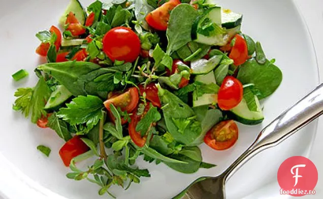 Salată picantă de Purslane, roșii, castraveți, mentă și pătrunjel