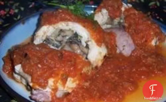 Rollitos De Pollo en Salsa de Guajillo (rulouri de pui în sos de piper Guajillo)