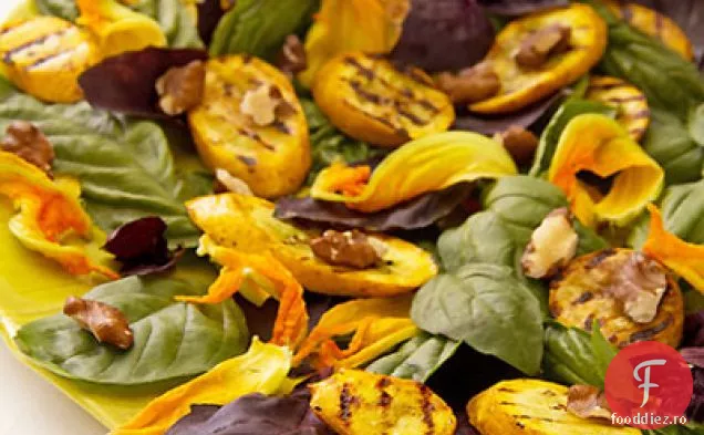 Busuioc violet și salată de dovlecei de vară la grătar cu nuci