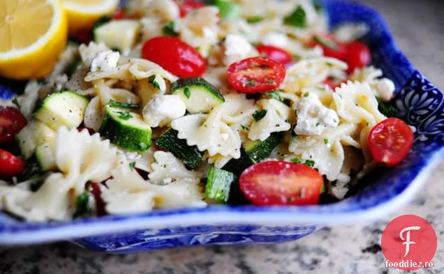 Salată de paste cu roșii, dovlecei și Feta
