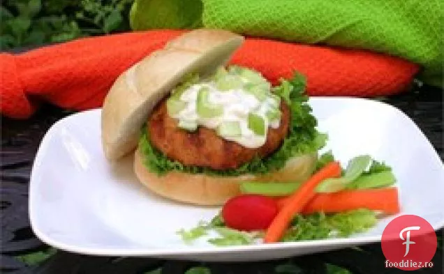 Burgeri de pui Buffalo cu sos de brânză albastră