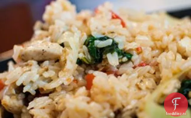 Orez Prăjit Cu Pui De Busuioc Picant Thailandez
