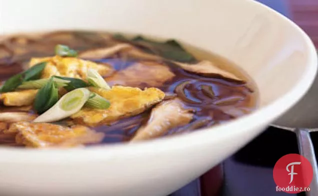 Bol cu tăiței Soba cu ou