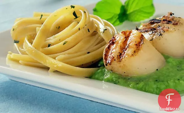 Scoici la grătar și Fettuccine cu sos de unt de mazăre englezesc