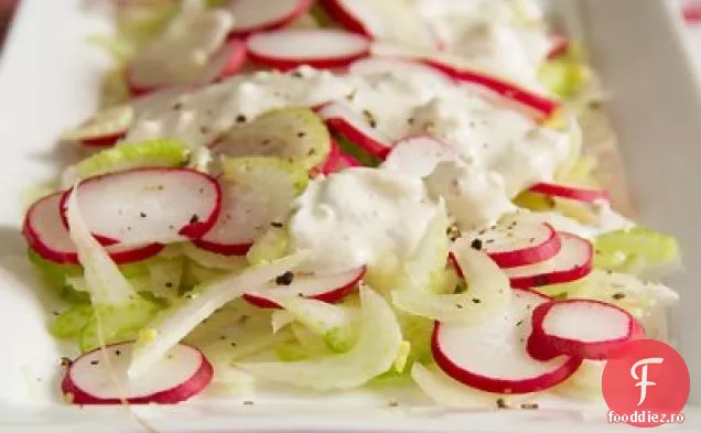 Salată de țelină, fenicul și ridiche cu sos de brânză albastră de casă