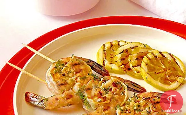 Frigarui de creveti sarati cu Salsa Tomatillo-Avocado si felii de lamaie la gratar