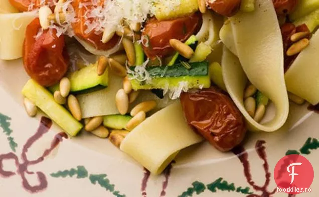 Pappardelle Cu Dovlecei, Roșii Prăjite Și Rozmarin Proaspăt