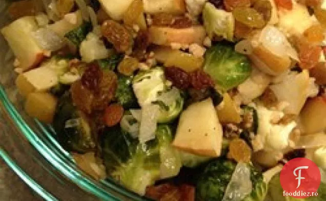 Varză de Bruxelles prăjită cu mere, stafide aurii și nuci