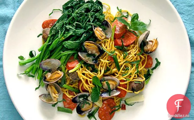 Scoici picante aburite cu Broccoli chinezesc și tăiței Pancit