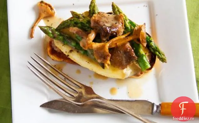 Sandviș cu Chanterelle, sparanghel și Brie cu față deschisă