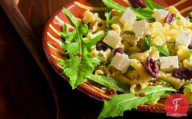 Salată de paste cu verdeață de păpădie și brânză Feta