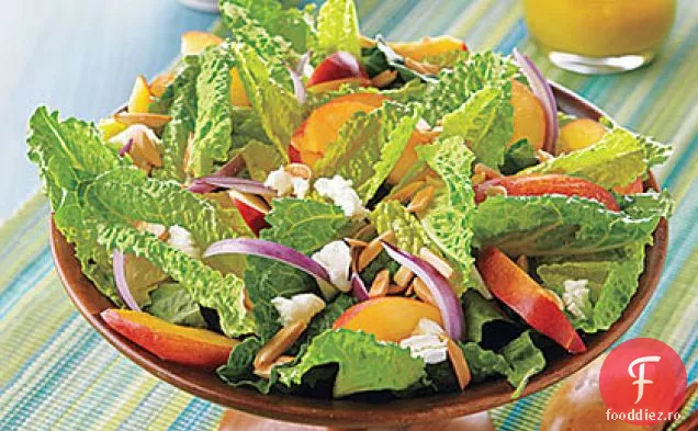 Salată de nectarină, brânză de capră și migdale