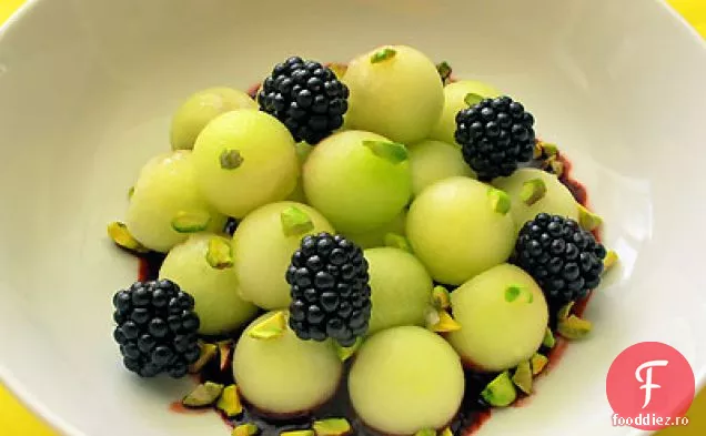 Salată de pepene galben cu sos de mure verbena cu lămâie și fistic