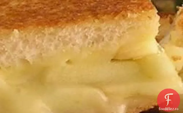 Sandwich cu mere și brânză elvețiană la grătar