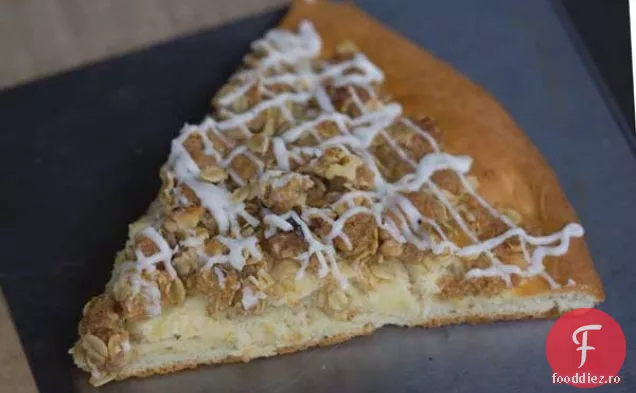 Pizza streusel cu scorțișoară cu burniță de vanilie