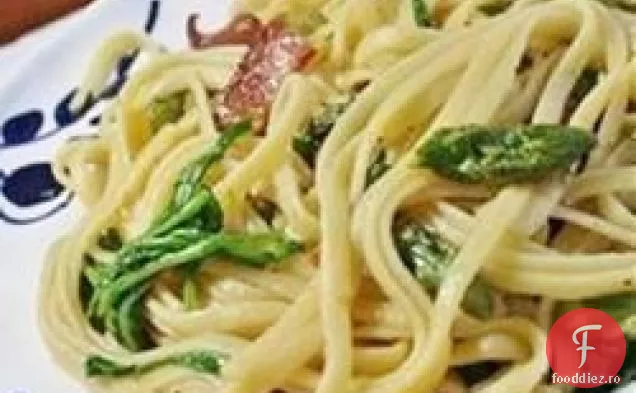 Linguine cu sparanghel, slănină și Rucola