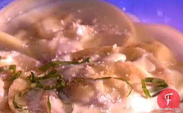 Raviolis cu stea de porumb în sos dulce de cremă de busuioc