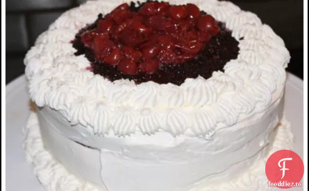Tort de catifea roșie cu glazură de brânză cremă