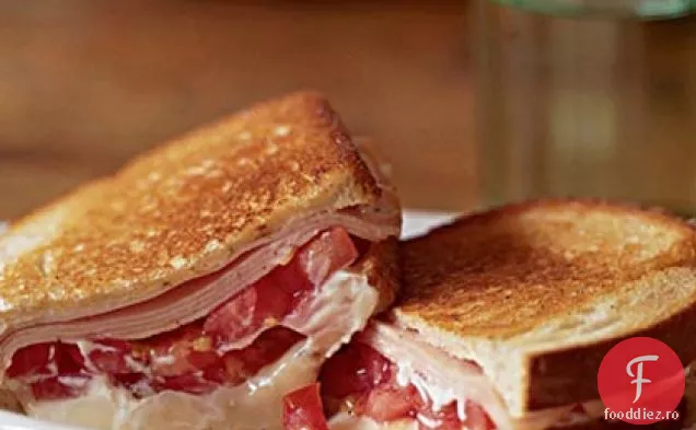 Roșii la grătar, curcan afumat și sandviș Muenster