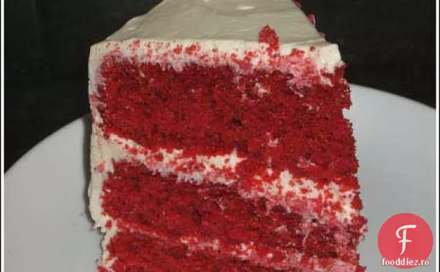 Tort De Catifea Rosie Facut Cu Crin Alb