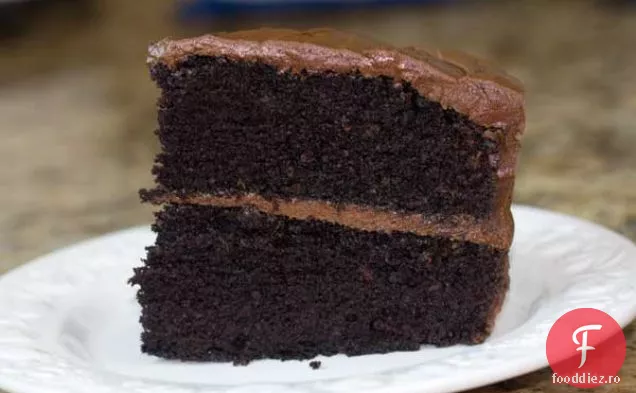 Tort de maioneză de ciocolată cu glazură de smântână