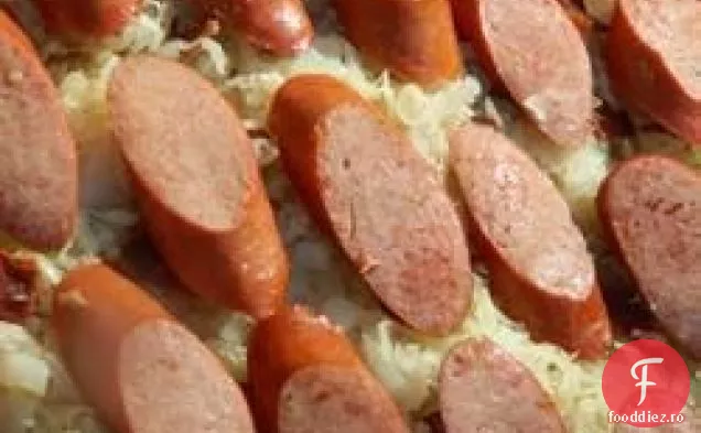 Caserolă cu Spaetzle, varză murată și cârnați
