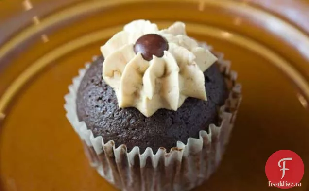 Cupcake de ciocolată cu glazură de unt de arahide