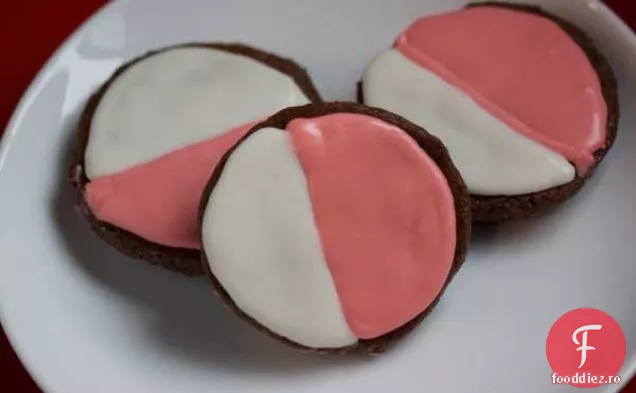 Ciocolată roz și cookie-uri albe