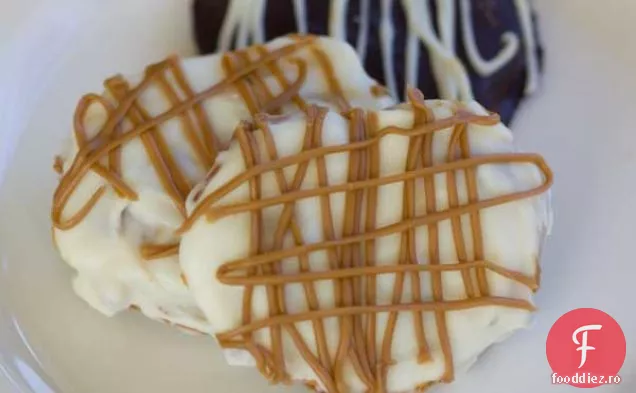 Covrigi Acoperiți Cu Ciocolată Albă Umpluți Cu Biscoff