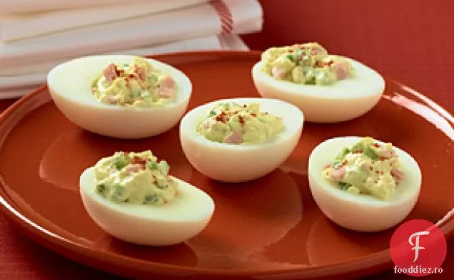 Ouă devilate cu ardei dulce cremos și șuncă