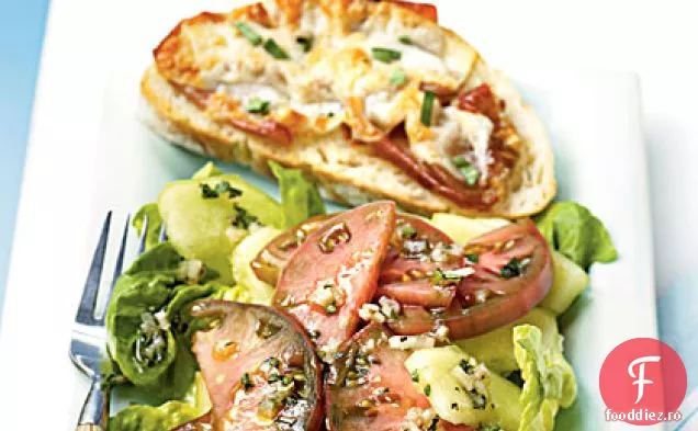 Tartine de șuncă și brânză cu salată de roșii violet Cherokee